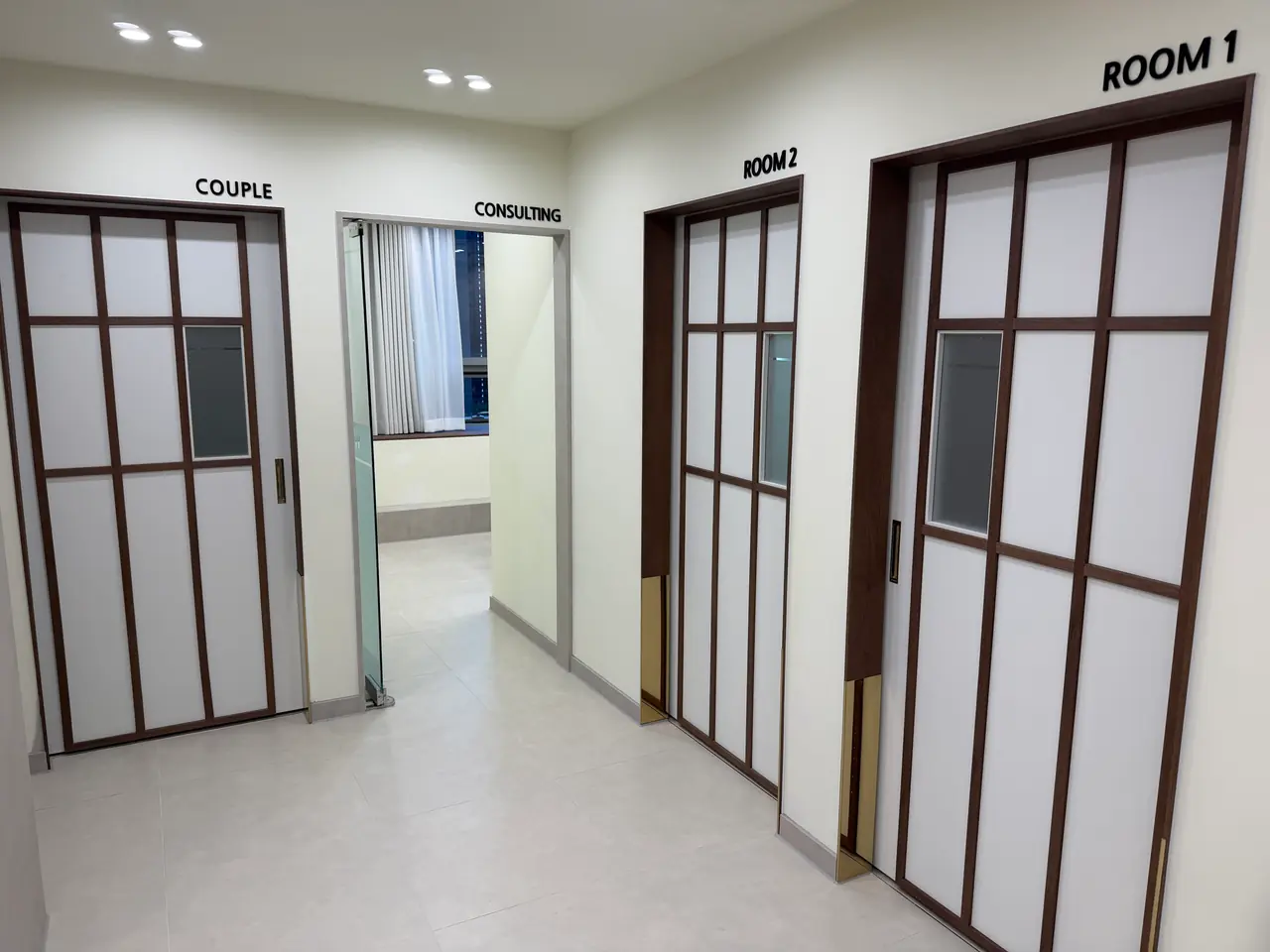 모클락 헤드스파 명동점 — 케어룸 복도 — ROOM 1, ROOM 2, 커플룸, 상담실